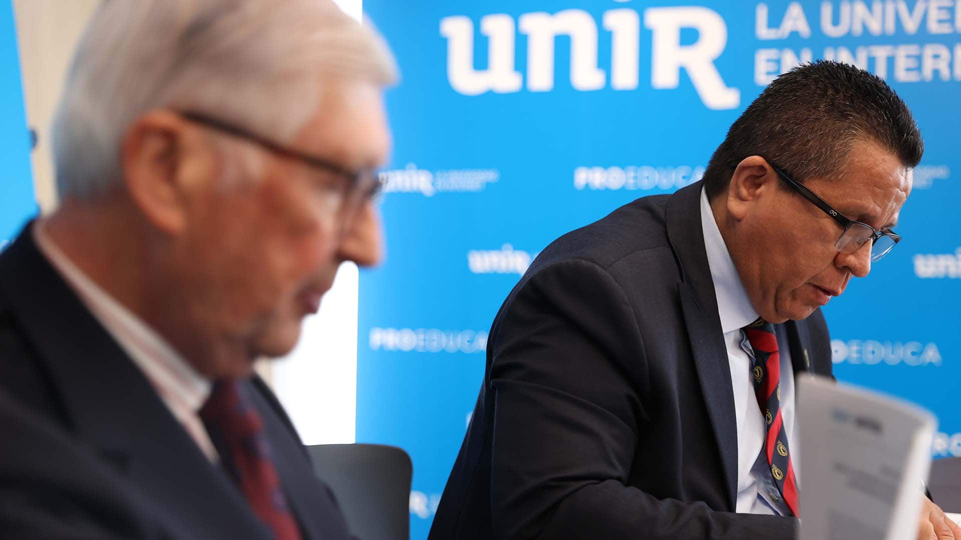Jairo Torres, presidente del SUE Caribe, firma el convenio con UNIR.