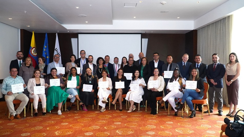 Foto de familia con todos los premiados y autoridades que participaron en el evento.