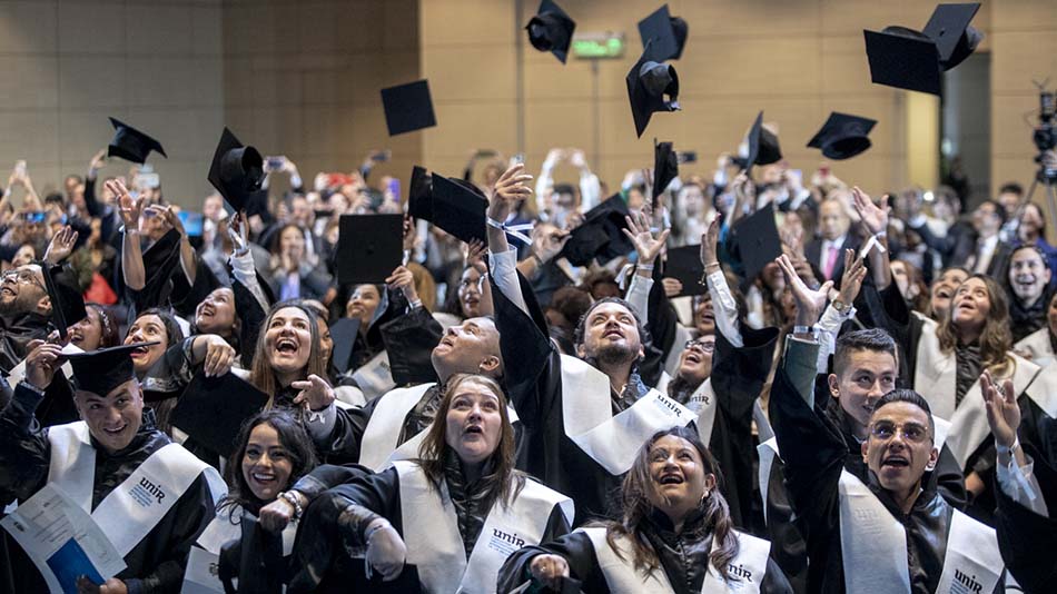 Egresados de la Fundación Universitaria Internacional de La Rioja, durante una ceremonia de graduación.