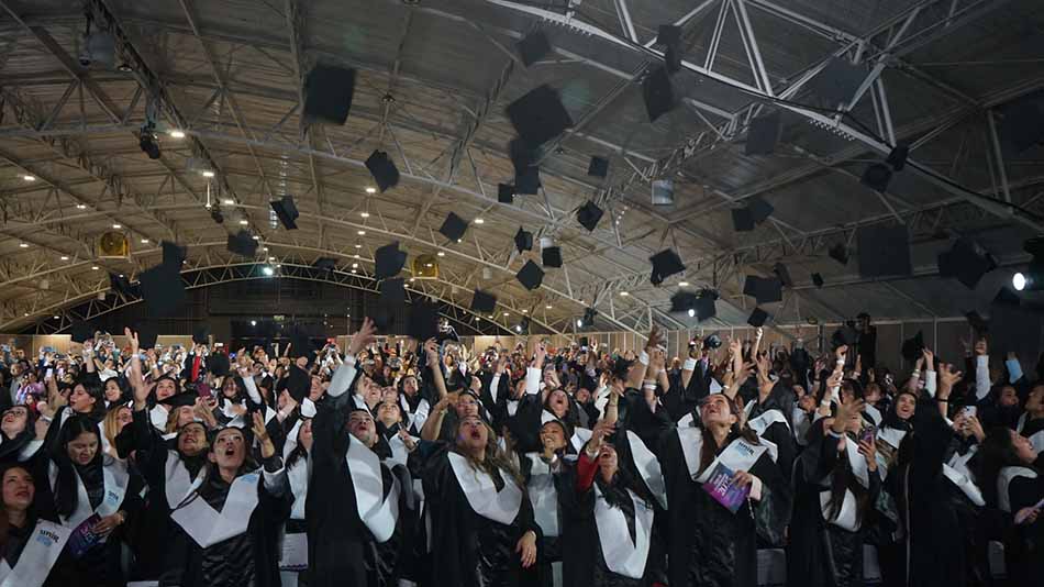 Los estudiantes, en un momento inolvidable de la ceremonia.