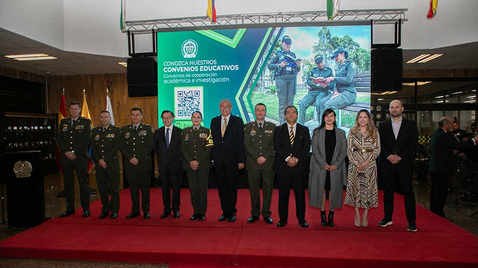 Los protagonistas del acto celebrado en la sede de la Policía Nacional.