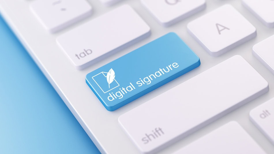 Teclado de ordenador con el botón de "firma digital"