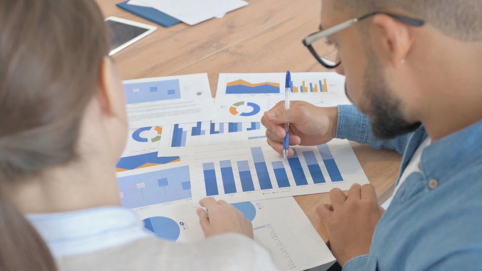 Un contador público es un profesional capacitado que está encargado de llevar a cabo la creación de estados financieros dentro de una empresa