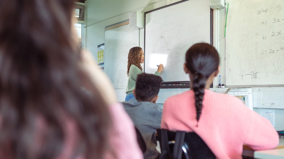 La metodología STEAM en educación se refiere a un enfoque pedagógico centrado en el desarrollo de habilidades en áreas como ciencia, tecnología, artes, ingeniería y matemáticas