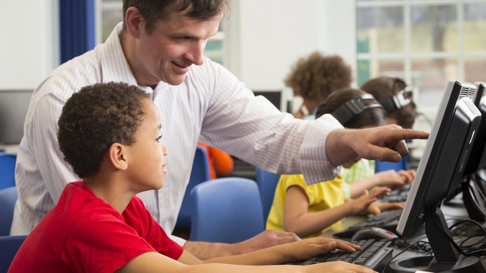 Un profesor con especialización que cuente con poca experiencia se ubica en el escalafón 2 con una asignación básica salarial de tipo A