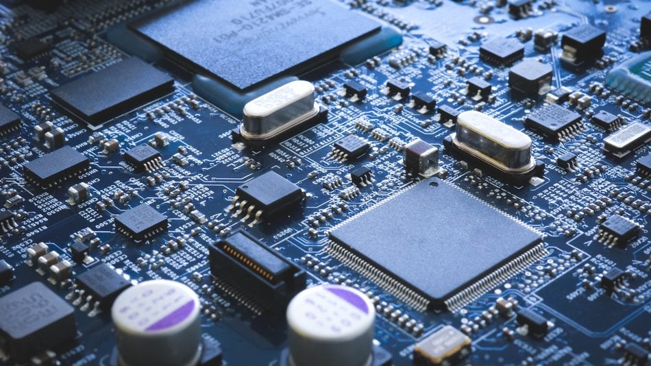 En el caso de lo que es hardware y software, se debe tener en cuenta que cada uno necesita un mantenimiento y realizar una correcta instalación para que funcionen adecuadamente.