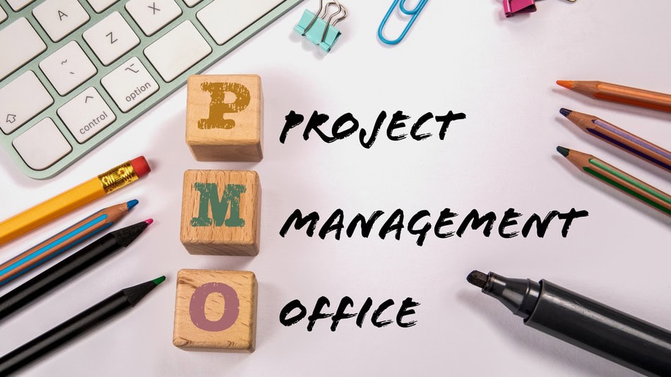 El PMO se considera como una unidad organizativa que se encarga de mantener los estándares en el desarrollo y gestión de proyectos de una empresa.