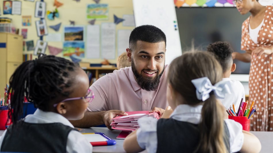 Pedagogo infantil trabajando en una institución educativa