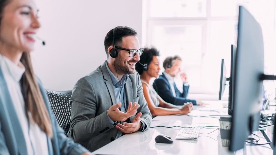 Para trabajar como director comercial o directora comercial, debes ser un profesional graduado en carreras como Administración de Empresas, Marketing, Economía 
