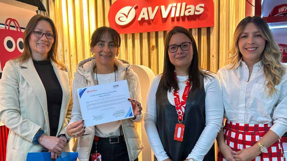 Autoridades de las instituciones intervinientes, durante la firma del convenio.