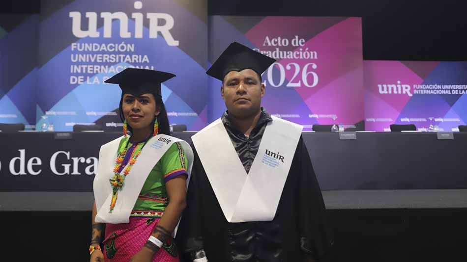 Jaibenepuma Carupia y César Ángel Bailarín., egresados de la Licenciatura en Educación Infantil.