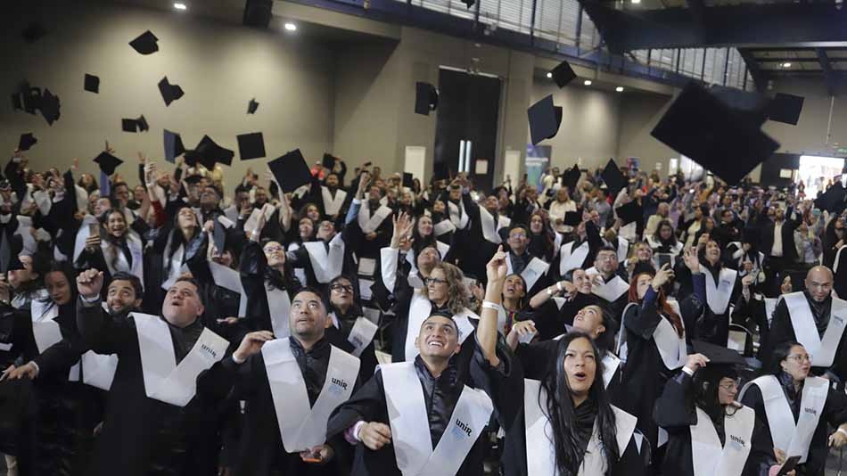 Lanzamiento de birretes en el Acto de Graduación.
