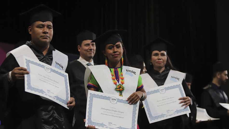 Jaibenepuma Carupia y César Ángel Bailarín, egresados de la Licenciatura en Educación Infantil, de la comunidad Emberá.