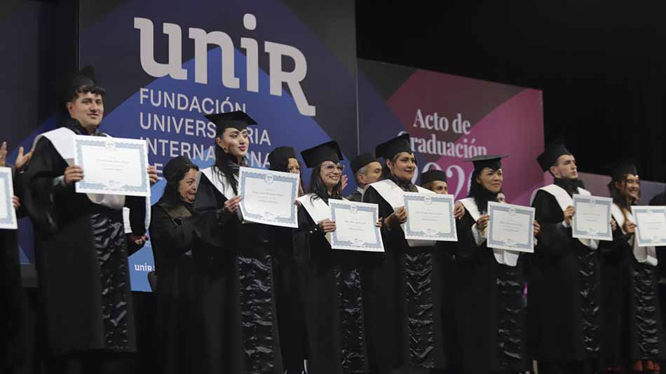 Egresados en el escenario.