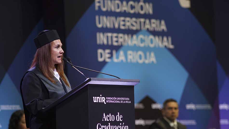 Miryam Liliana Chaves Acero pronuncia su lección magistral.