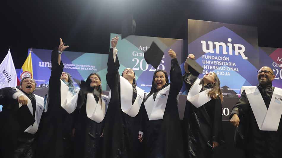 Graduandos felices tras su gran logro.