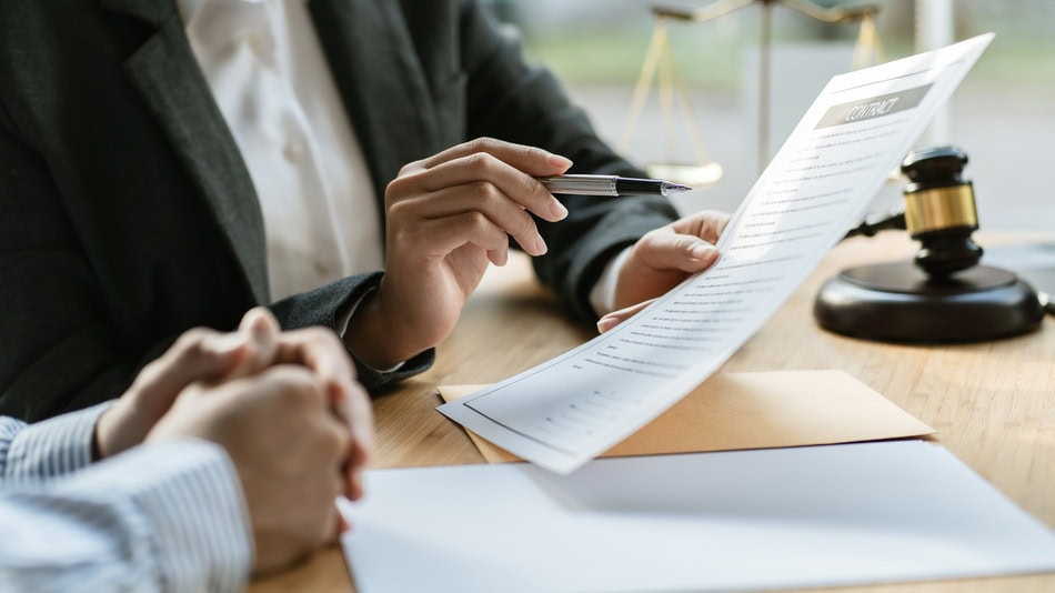 Entre las ramas del derecho en Colombia, el derecho laboral regula las relaciones entre trabajadores y empleadores