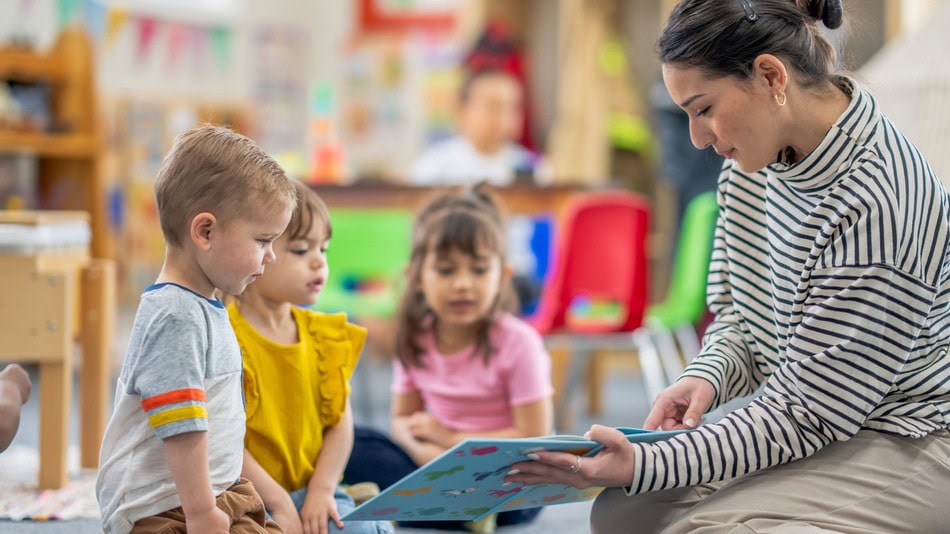 Para aprender sistemas de escritura, los niños y las niñas deben reconocer las letras del alfabeto.
