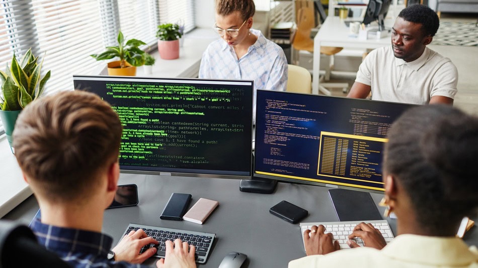 Las diferencias entre cuánto gana un analista y un desarrollador de software en Colombia varían dependiendo de la especialización.