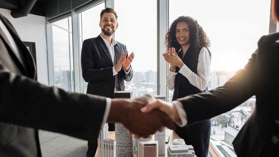 Un negociador internacional es el profesional encargado de gestionar y facilitar las transacciones comerciales entre empresas de diferentes países. 