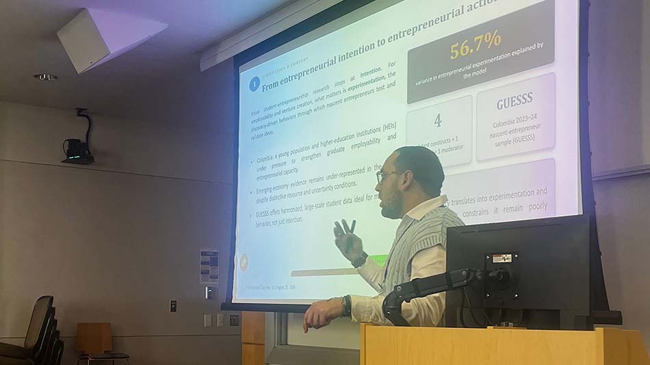 Camilo Alarcón-Nieto expone su investigación.