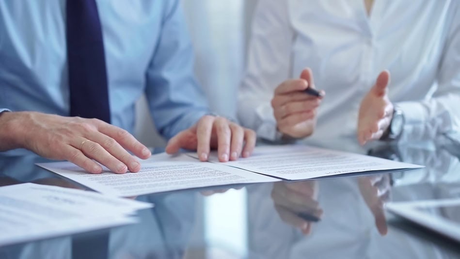 Entre las características de un contrato por prestación de servicios, destaca que se trata de un acuerdo de naturaleza civil o comercial