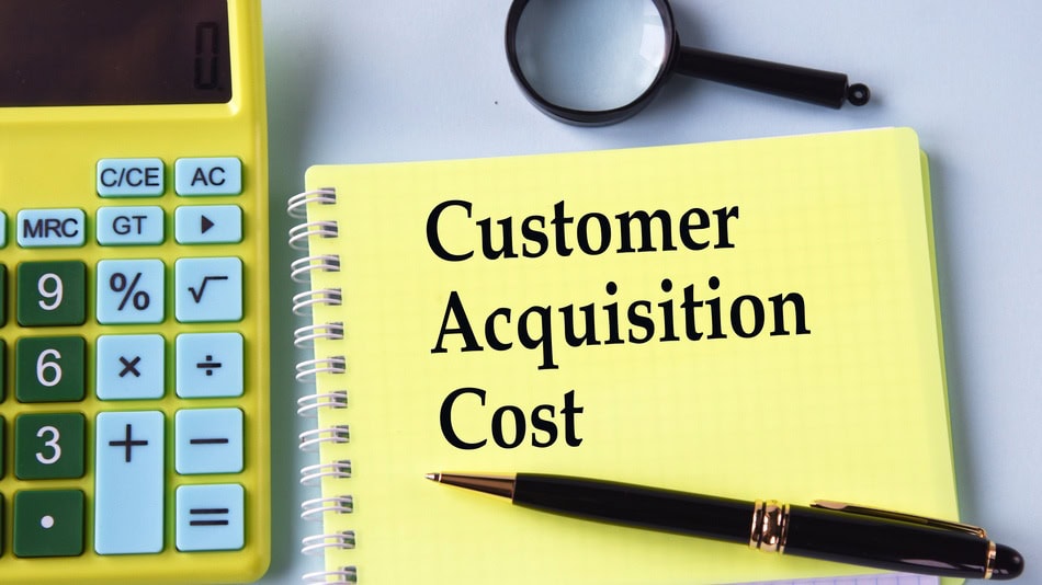 El CAC (Costo de Adquisición de Cliente) es un KPI en ventas y marketing que mide el costo total promedio de adquirir un nuevo cliente
