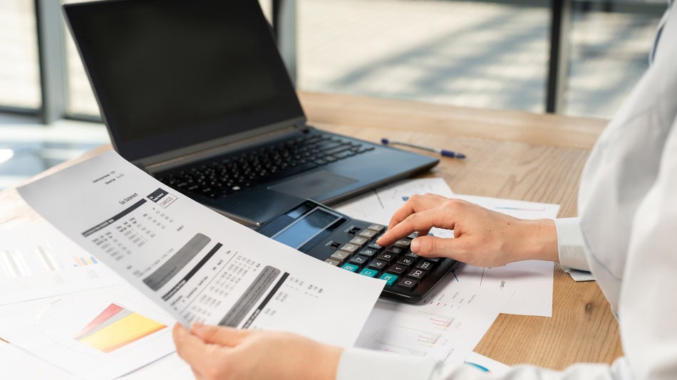 La diferencia entre la auditoría tradicional y la auditoría forense radica en los enfoques y alcances de cada una