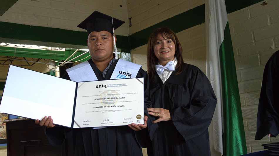 La rectora Flor Nancy Díaz Piraquive, durante la ceremonia, con uno de los egresados.